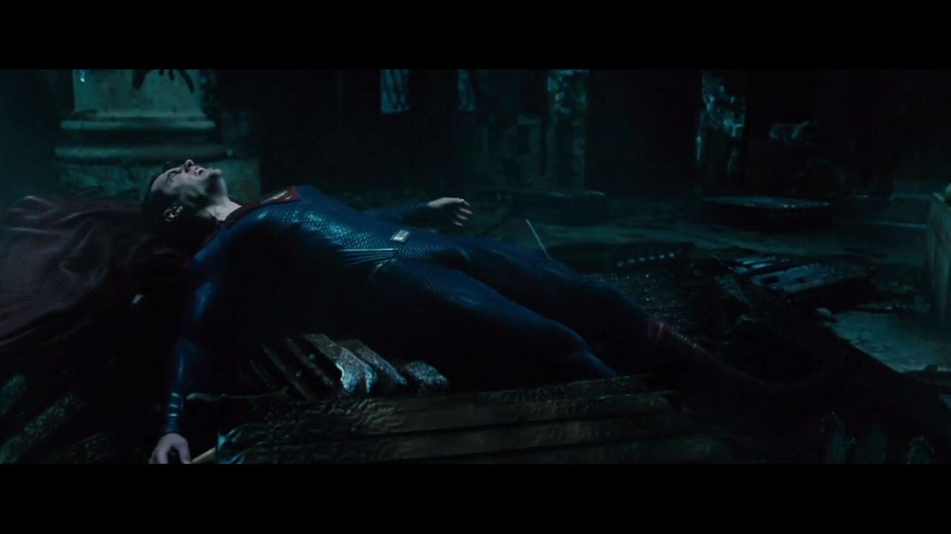 Cierpi, bo Batman walczy na śmierć i życie, a Clark jedynie próbuje go pokonać, aby móc z nim porozmawiać.